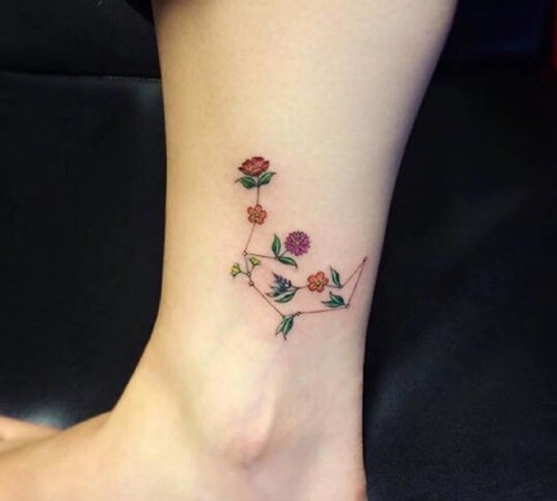 点击大图看下一张：简约的花朵脚踝纹身小图案