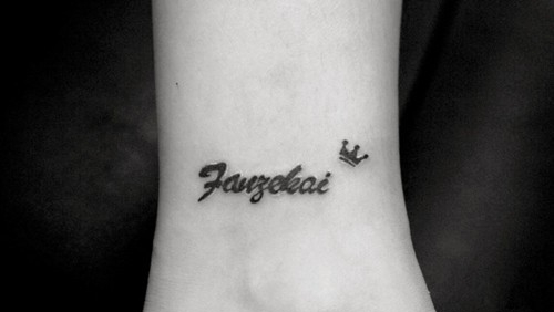 点击大图看下一张：脚踝处的淡雅英文字母纹身大全