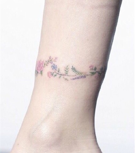 点击大图看下一张：脚踝上的简单小纹身