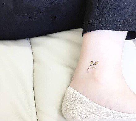 点击大图看下一张：脚踝上的简单小纹身