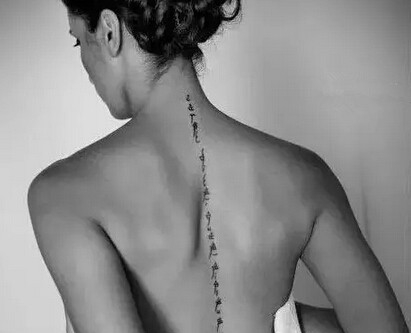 点击大图看下一张：美女背部性感的长条脊柱纹身