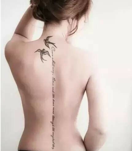 点击大图看下一张：美女背部性感的长条脊柱纹身