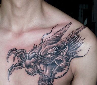 点击大图看下一张：男士胸前威武霸气的龙头纹身