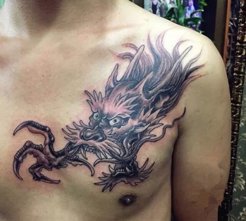 点击大图看下一张:男士胸前威武霸气的龙头纹身