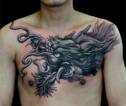 点击大图看下一张:男士胸前威武霸气的龙头纹身