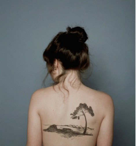 点击大图看下一张：女生背部唯美清新的纹身图案