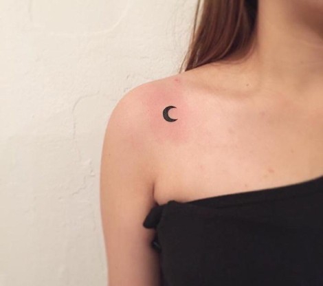 点击大图看下一张:女生肩部的时尚小纹身