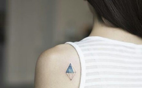 点击大图看下一张:女生肩部的时尚小纹身