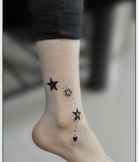 点击大图看下一张：女生最爱的五角星小纹身