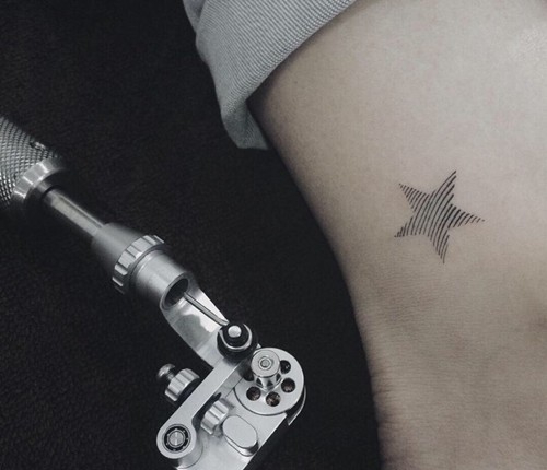 点击大图看下一张:女生最爱的五角星小纹身