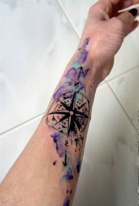 点击大图看下一张：漂亮的彩色泼墨指南针纹身