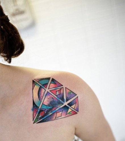 点击大图看下一张：漂亮精美的肩部钻石纹身图案
