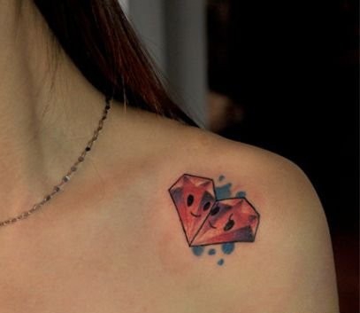 点击大图看下一张：漂亮精美的肩部钻石纹身图案