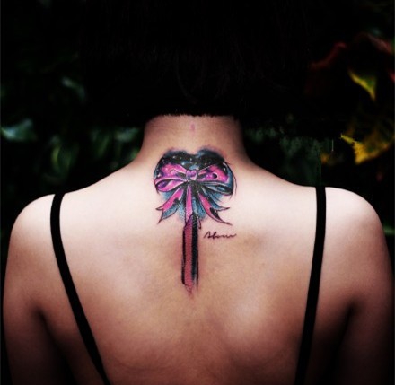 点击大图看下一张：俏皮可爱的蝴蝶结纹身图案
