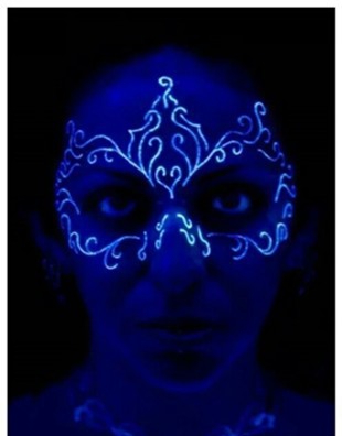 点击大图看下一张:闪耀张扬的荧光纹身