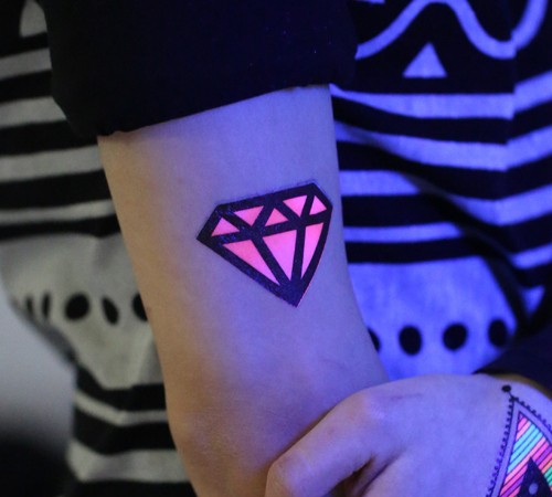 点击大图看下一张:闪耀张扬的荧光纹身