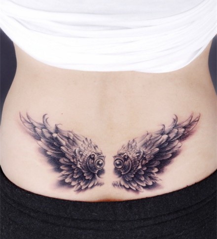 点击大图看下一张：时尚潮流的腰部翅膀纹身