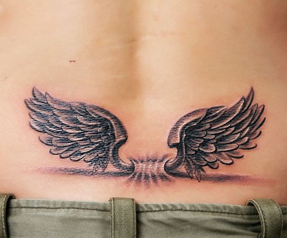 点击大图看下一张：时尚潮流的腰部翅膀纹身