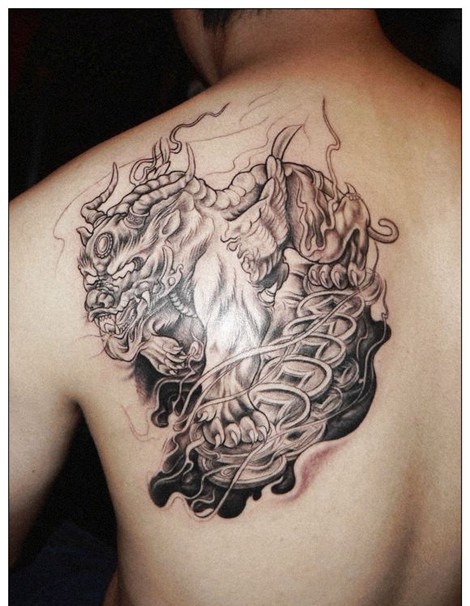 点击大图看下一张:时尚经典的肩部貔貅纹身