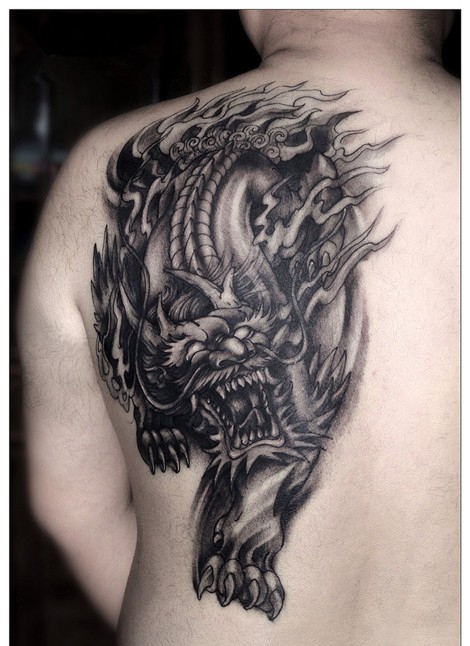 点击大图看下一张:时尚经典的肩部貔貅纹身