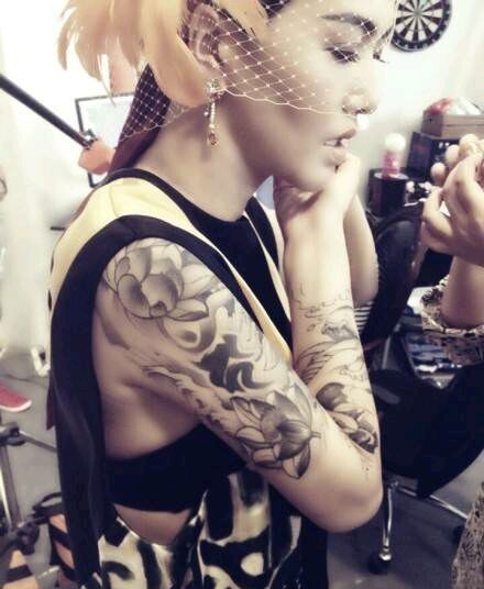 点击大图看下一张：实力唱将谭维维的个性纹身