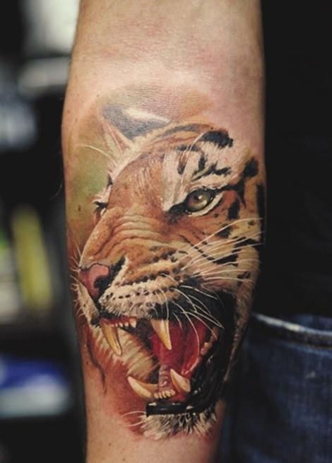 点击大图看下一张：手臂上威武霸气的老虎纹身