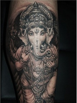 点击大图看下一张:腿部传统经典象神纹身