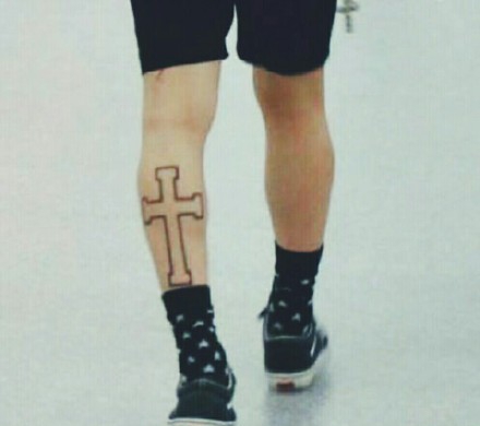 点击大图看下一张：腿部酷炫个性的十字架纹身