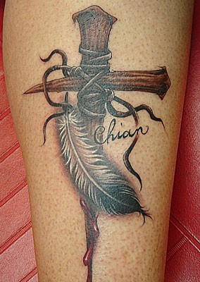 点击大图看下一张：腿部酷炫个性的十字架纹身