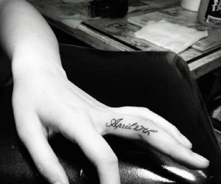 点击大图看下一张：小小的手指纹身