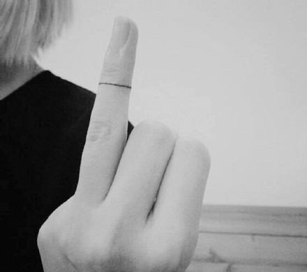 点击大图看下一张：小小的手指纹身