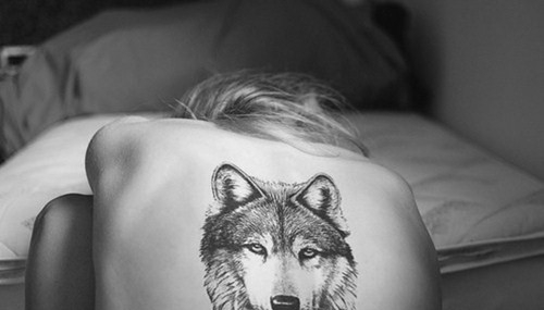 点击大图看下一张：凶猛霸气的狼纹身