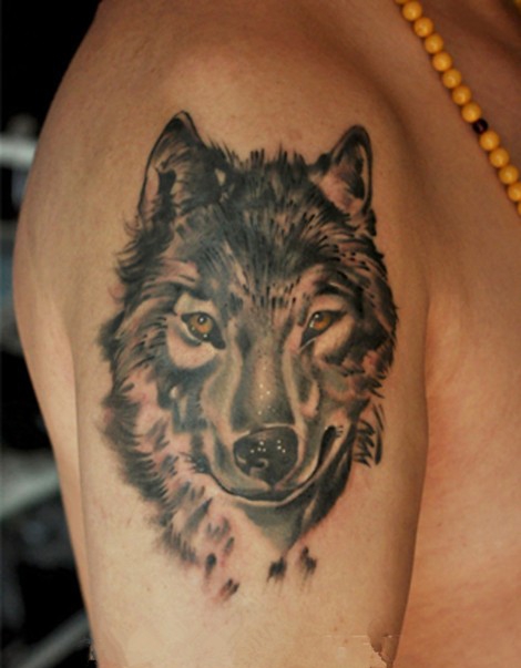 点击大图看下一张：凶猛霸气的狼纹身