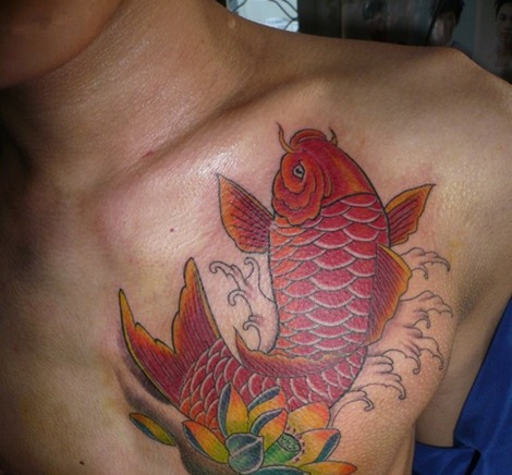 点击大图看下一张：胸部胸前的传统吉祥锦鲤纹身