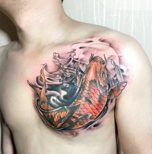 点击大图看下一张：胸部胸前的传统吉祥锦鲤纹身