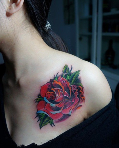 点击大图看下一张：艳丽迷人的红玫瑰纹身