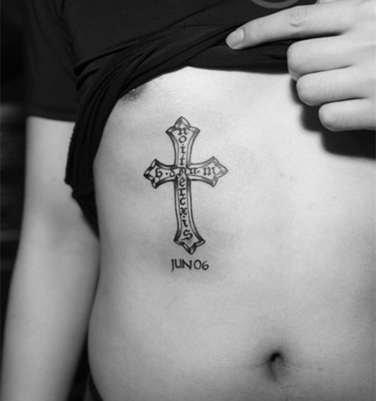 点击大图看下一张：腰腹部时尚的十字纹身