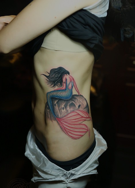 点击大图看下一张：腰间漂亮的美人鱼纹身图案