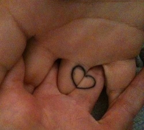 点击大图看下一张：一人一半 情侣纹身