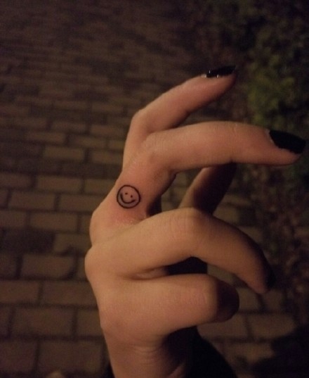 点击大图看下一张:指缝里的小纹身