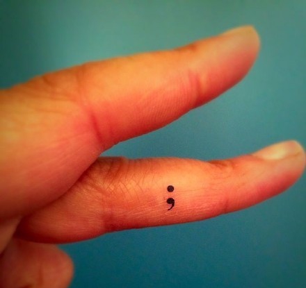 点击大图看下一张：指缝里的小纹身