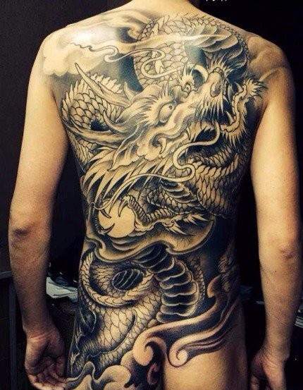 点击大图看下一张:中国风经典传统的满背龙纹身