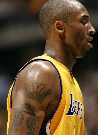 点击大图看下一张：NBA巨星kobe手臂上引人注目的纹身