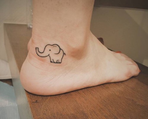 点击大图看下一张：脚踝上的可爱小象纹身