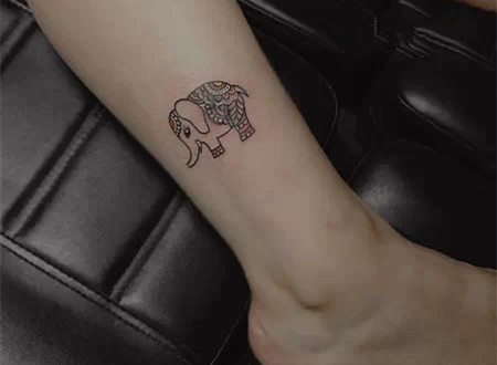 点击大图看下一张：脚踝上的可爱小象纹身