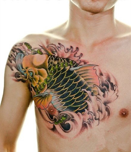 点击大图看下一张：胸部胸前漂亮的彩色鲤鱼纹身