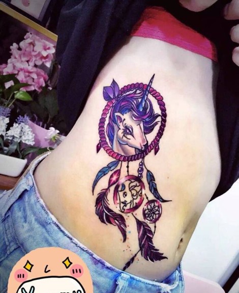 点击大图看下一张:可爱漂亮的彩色独角兽纹身图案