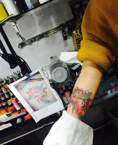 点击大图看下一张:可爱漂亮的彩色独角兽纹身图案