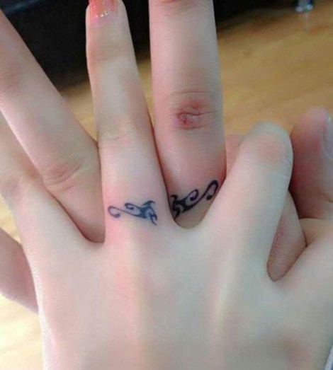 点击大图看下一张：相约一辈子的手指情侣戒指纹身