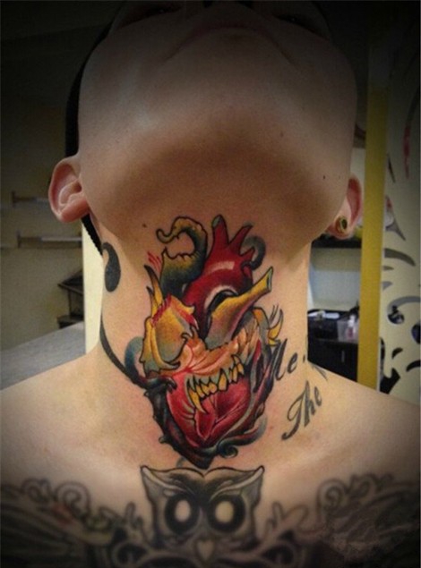 点击大图看下一张:脖子上高调夸张的纹身图案